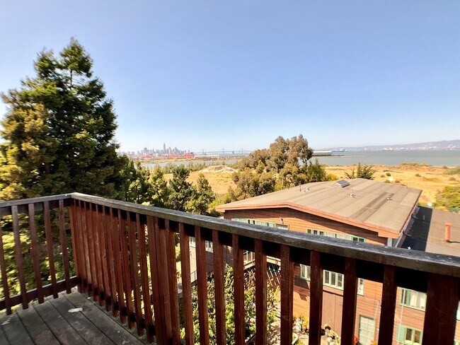 Building Photo - Updated TOP FLOOR 2BR/2BA FLAT! IN-UNIT LA...