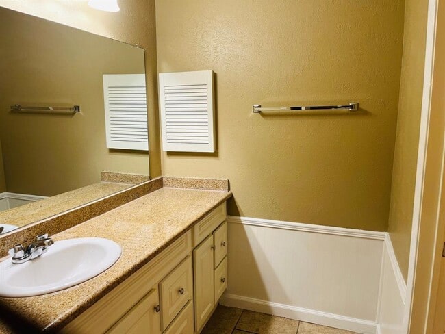 Building Photo - 16203 Ridgegreen Dr