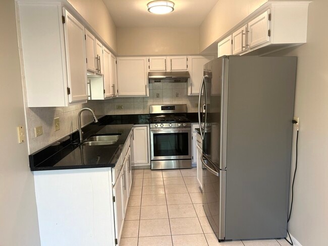 Building Photo - 1227 S Parkside Dr