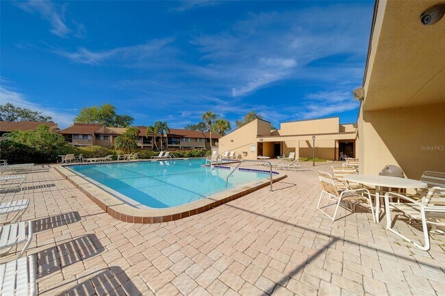 Building Photo - 890 N Village Dr