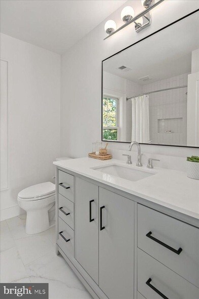 Building Photo - 911 N Irving St