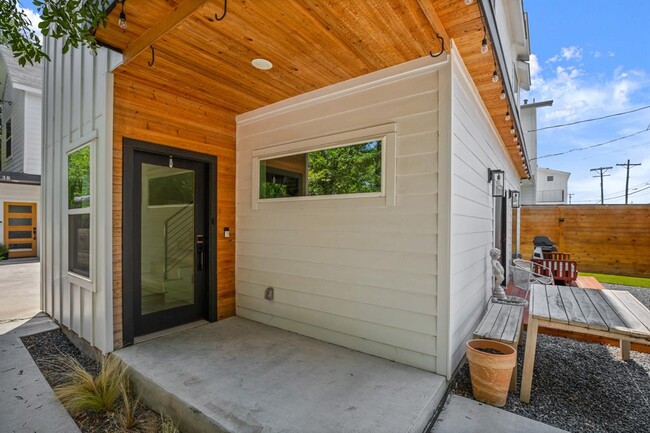 Building Photo - 1413 Montopolis Dr