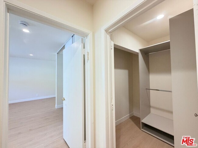 Building Photo - 2000 San Ysidro Dr