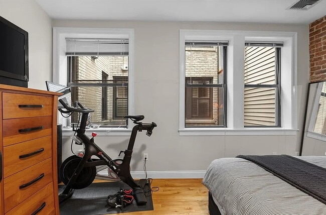 Building Photo - Bright & Spacious Unit with Natural Light