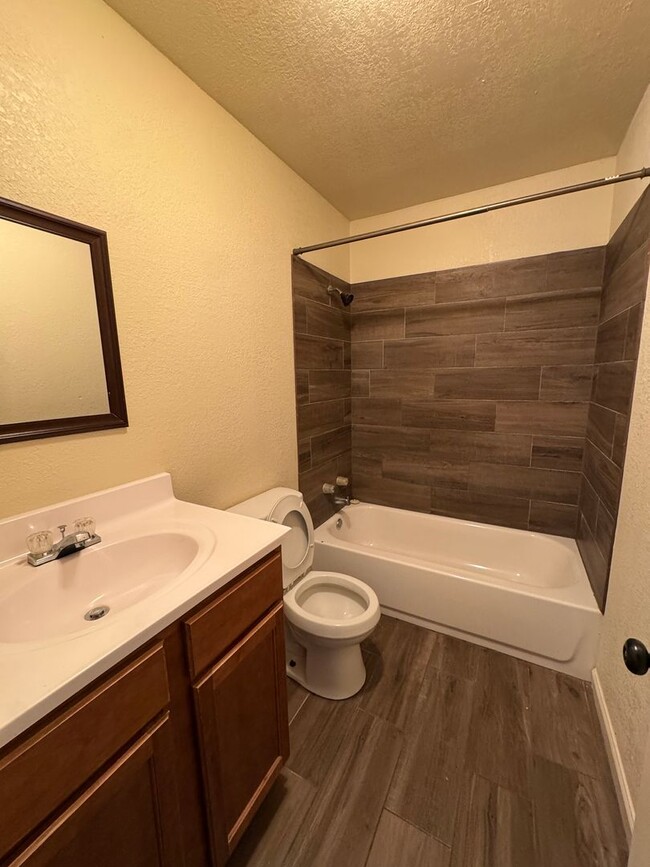 Building Photo - 2 Bed / 1 Bath apartment available now in ...