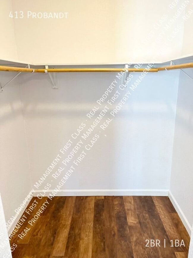 Building Photo - 413 Probandt-