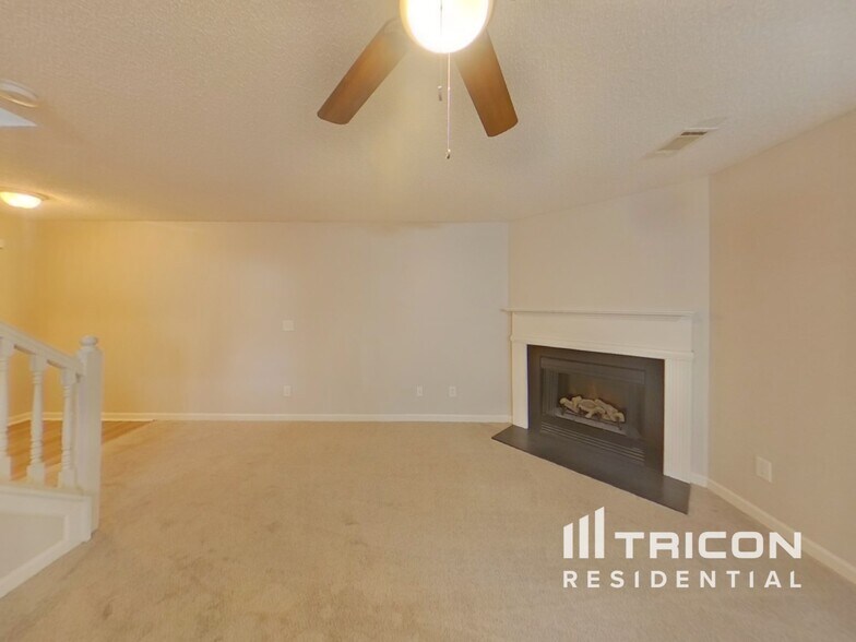 Building Photo - 7913 Four Oaks Ct