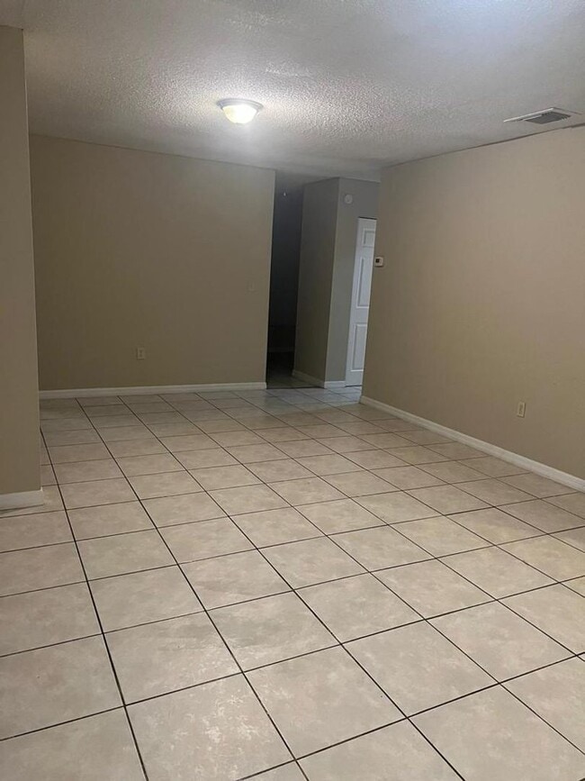 Building Photo - 605 Estrada Ln