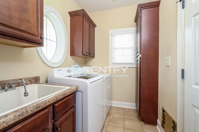 Building Photo - 5485 Styers Ferry Rd