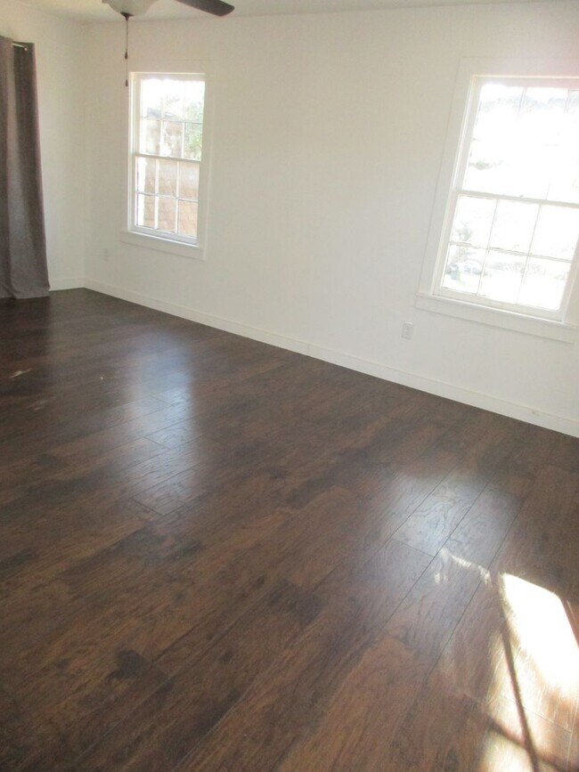 Building Photo - Beautiful 4/3 House for Rent in Lampasas, TX