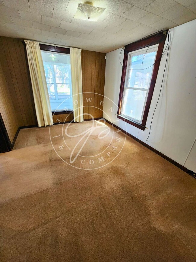 Building Photo - 4 bed 2 bath with 1st floor bedroom and ba...