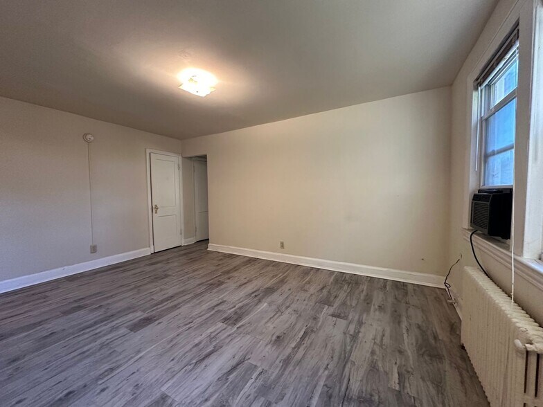 Primary Photo - 4585 MacArthur Blvd NW