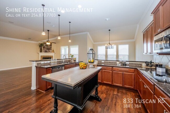 Building Photo - 833 TUSCAN Rd