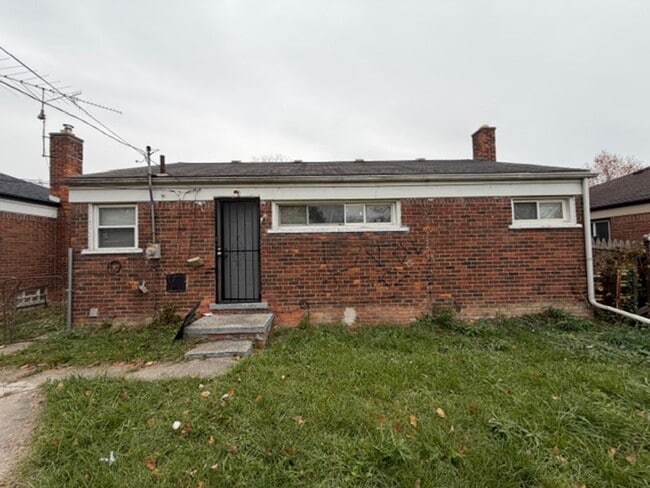 Building Photo - 3 Bedroom 1 and 1/2 Bath Home for Lease. Welcome Section 8 Call 313-429-3244 KPM Detroit