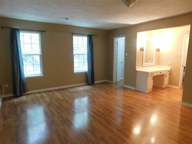 Building Photo - 472 N Post Oak Ln