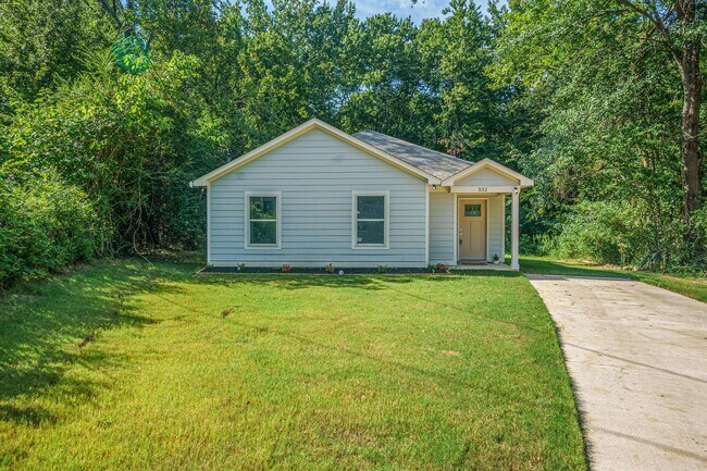 Building Photo - Spacious Four-Bedroom Two-Bath Home on One...