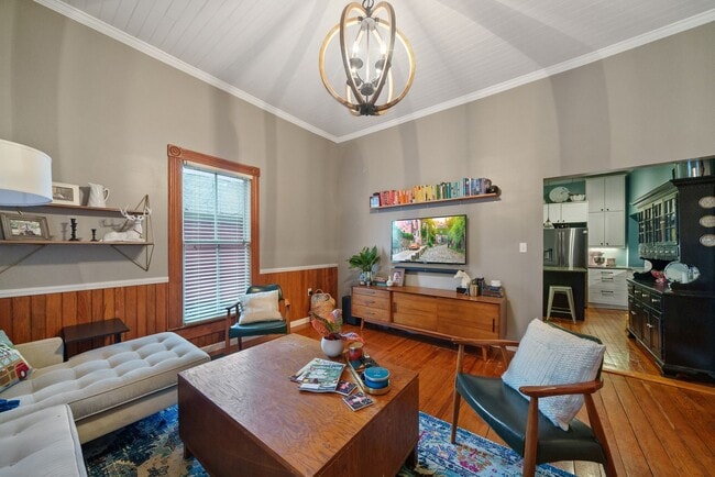 Building Photo - Available NOW! 3 bed + 2 bath bungalow w/ Historic charm in the heart of Durham!