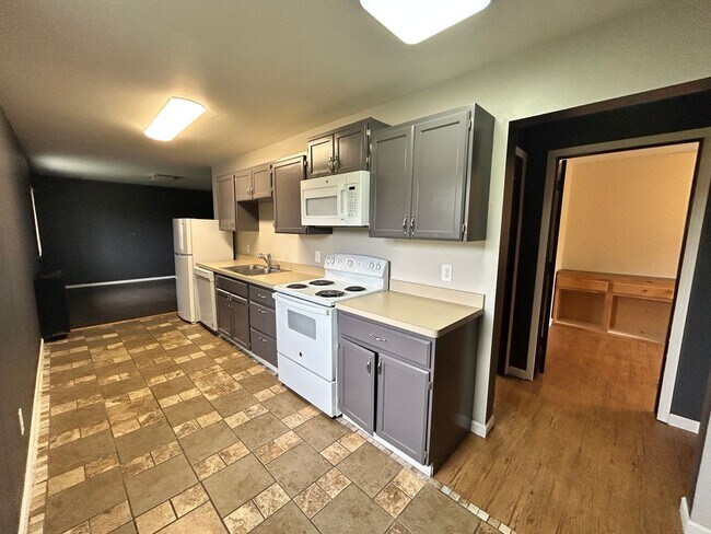 Building Photo - 529 W River Rd