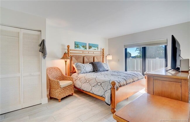 Building Photo - 331 Golfview Cir