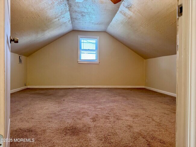 Building Photo - 520 Lloyd Rd