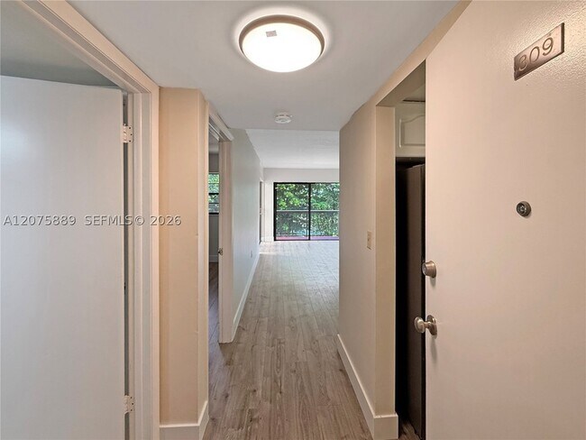 Building Photo - 995 SW 84th Ave