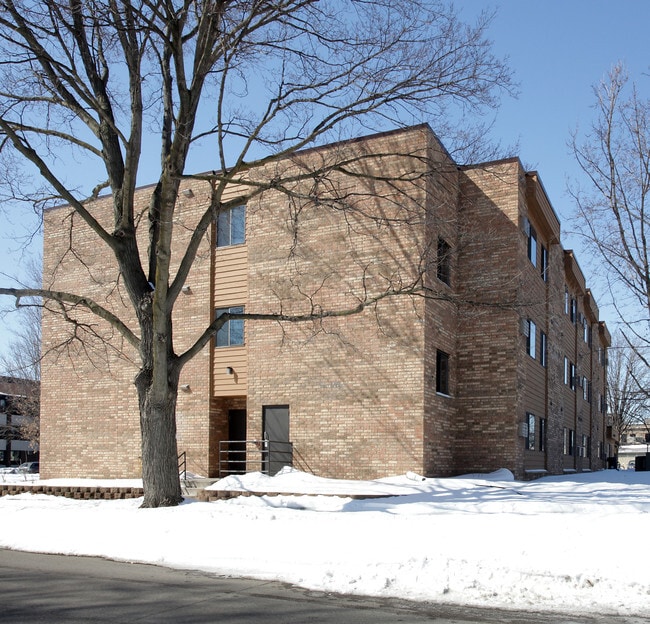 Building Photo - Red Oak Manor
