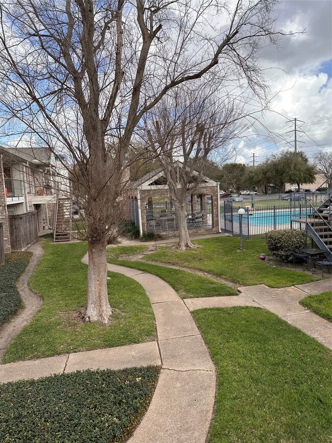 Building Photo - 3900 Woodchase Dr