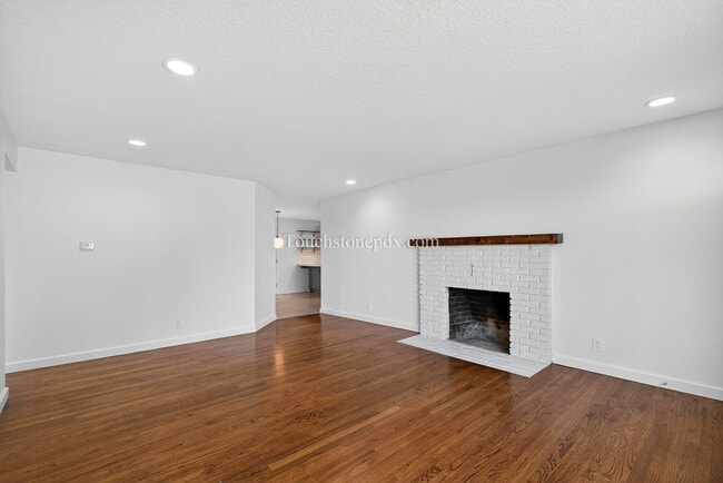 Building Photo - Tranquil West Linn Living Near Parks and S...