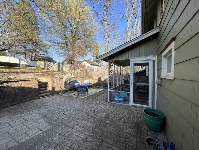 Building Photo - 519 School St