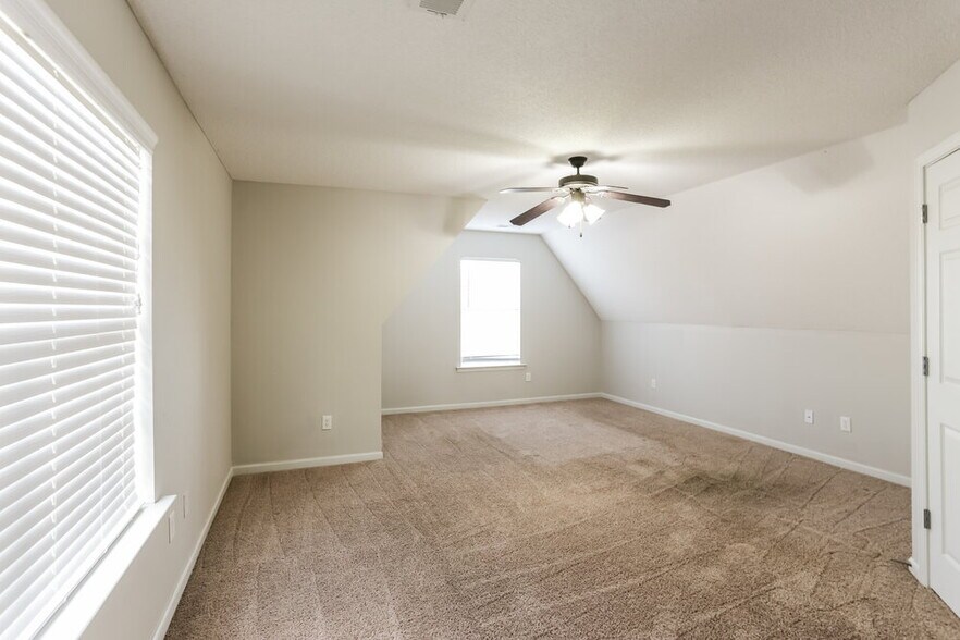 Building Photo - 3044 Magnolia Dr