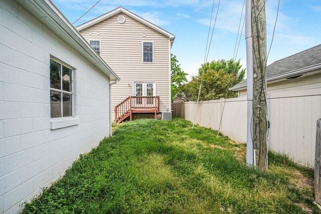 Building Photo - 803 Sunken Rd