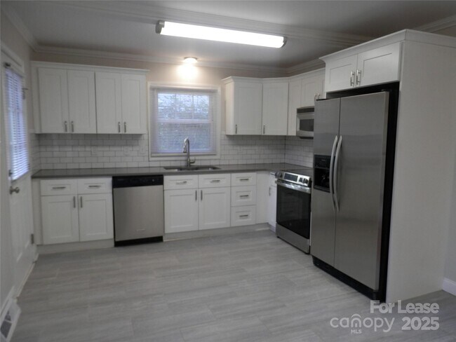 Building Photo - 1332 Edgewater Dr