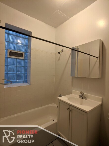 Building Photo - 634 W Barry Ave