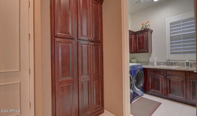 Building Photo - 1223 E Moss St