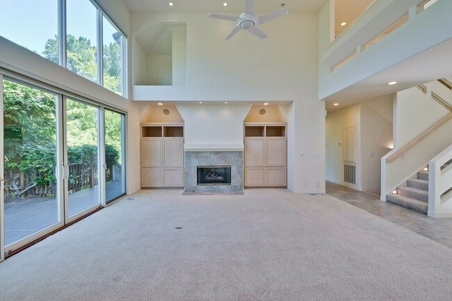 Building Photo - Large 3,767 sqft home on a 10,000 sqft lot- 2 bed located on 1st floor w/ separate entrance - Top...