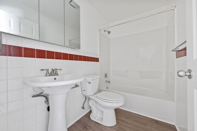 Building Photo - Spacious 2-Bed / 2-Bath Apartment in Prime Hollywood Location