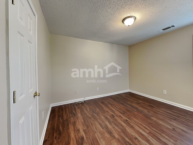 Building Photo - 212 Thorncrest