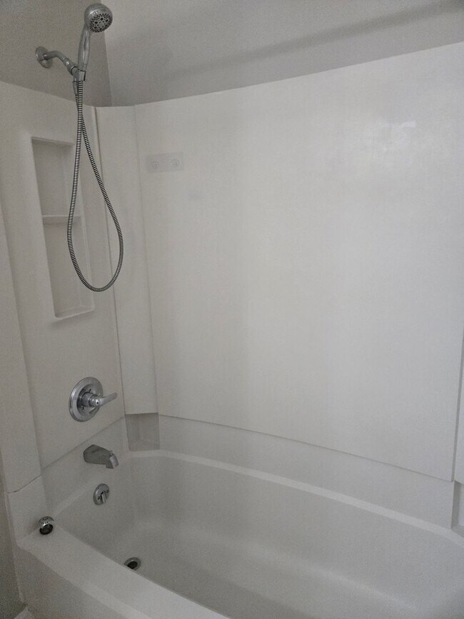 Building Photo - Spacious Townhome with Fully Fenced Privat...