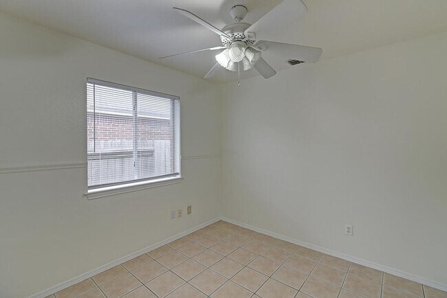 Building Photo - 7933 Elk Dr