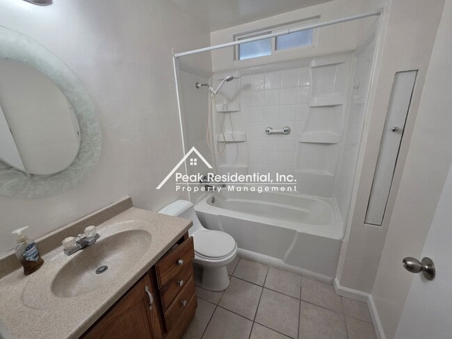 Building Photo - Nice Sacramento 2bd/1ba Duplex!