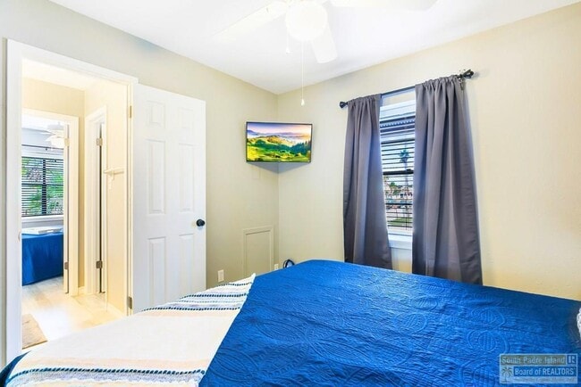 Building Photo - 113 W Sunny Isle Dr