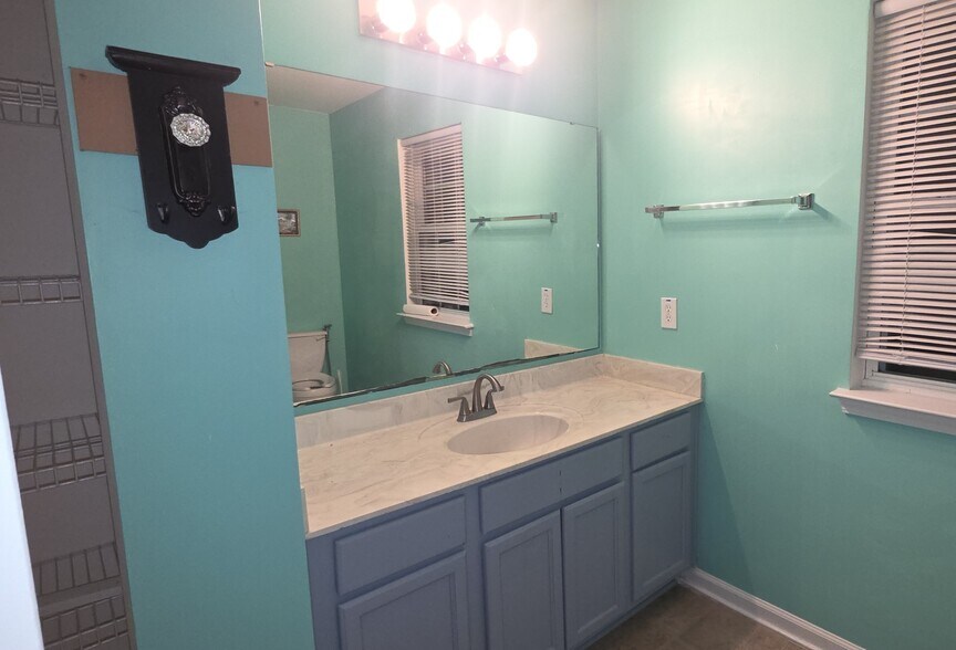 Master bathroom - 4001 Blackwolf Dr