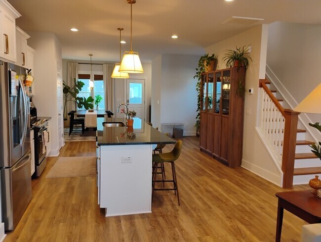 Building Photo - 353 Wash Holw Dr