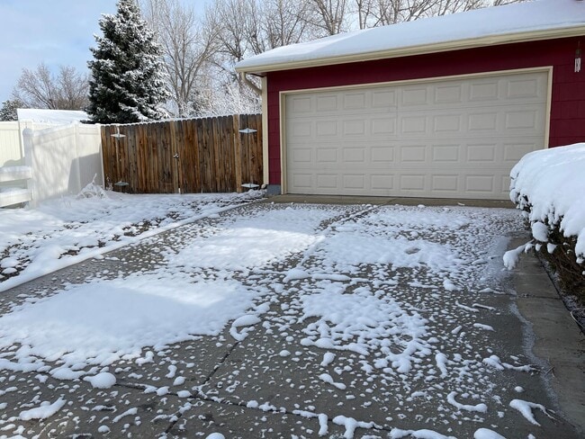 Building Photo - 3 bed 2 bath home on HUGE LOT!