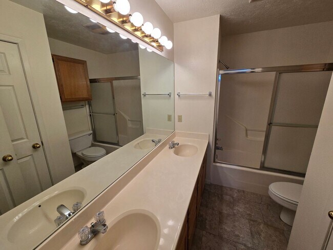 Building Photo - College Station - 3 bedroom / 2 bath 4 plex- downstair units.