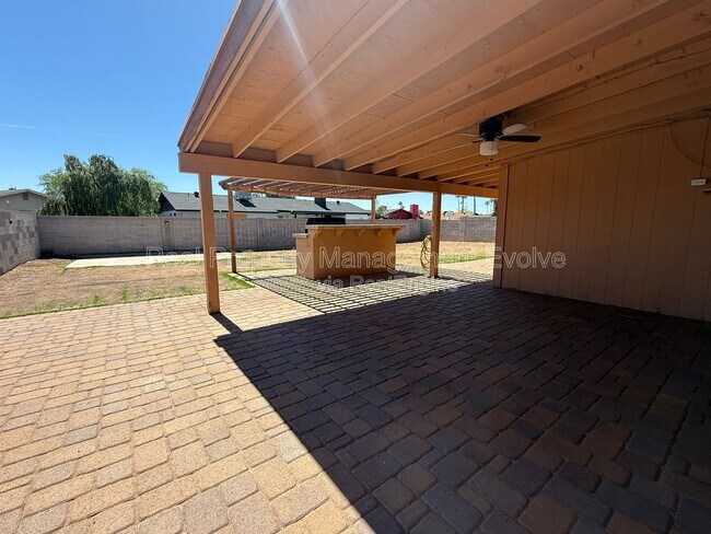 Building Photo - 1637 W Muriel Dr