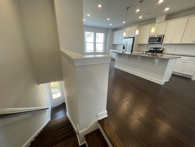 Building Photo - 3 Bd 3.5 Ba end unit townhouse