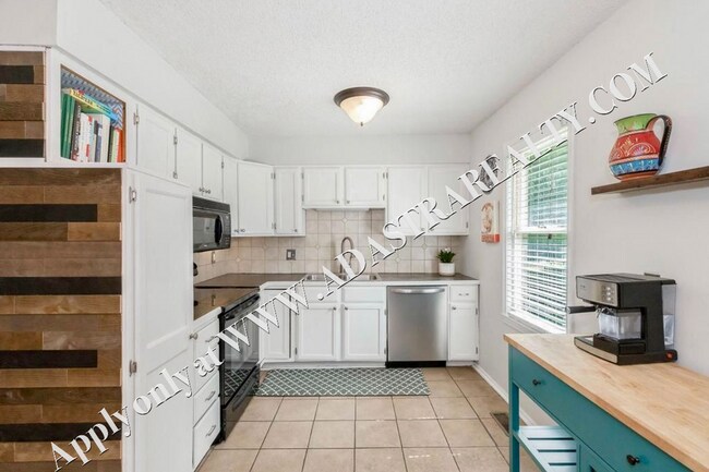 Building Photo - Inviting 3 Bedroom Close to Everything-Available in MAY!!