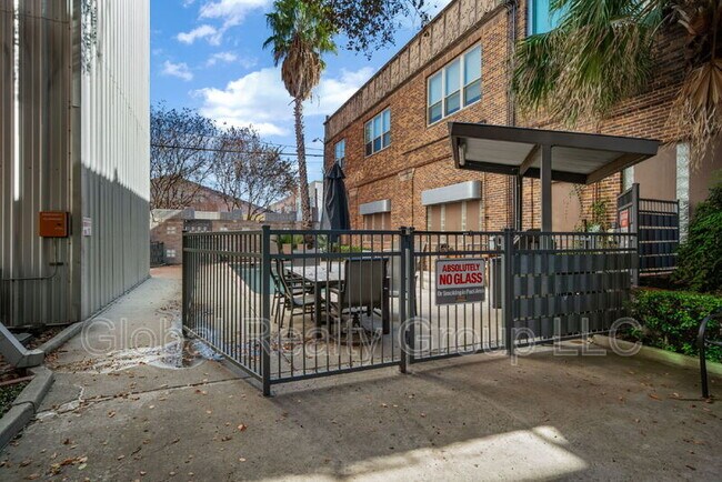 Building Photo - 1339 S Flores St