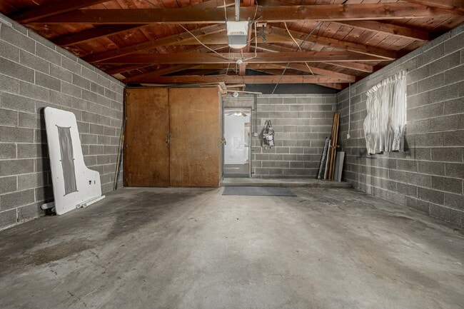 Building Photo - Great 3 Bed 3 Bath Hilltop Home for rent.